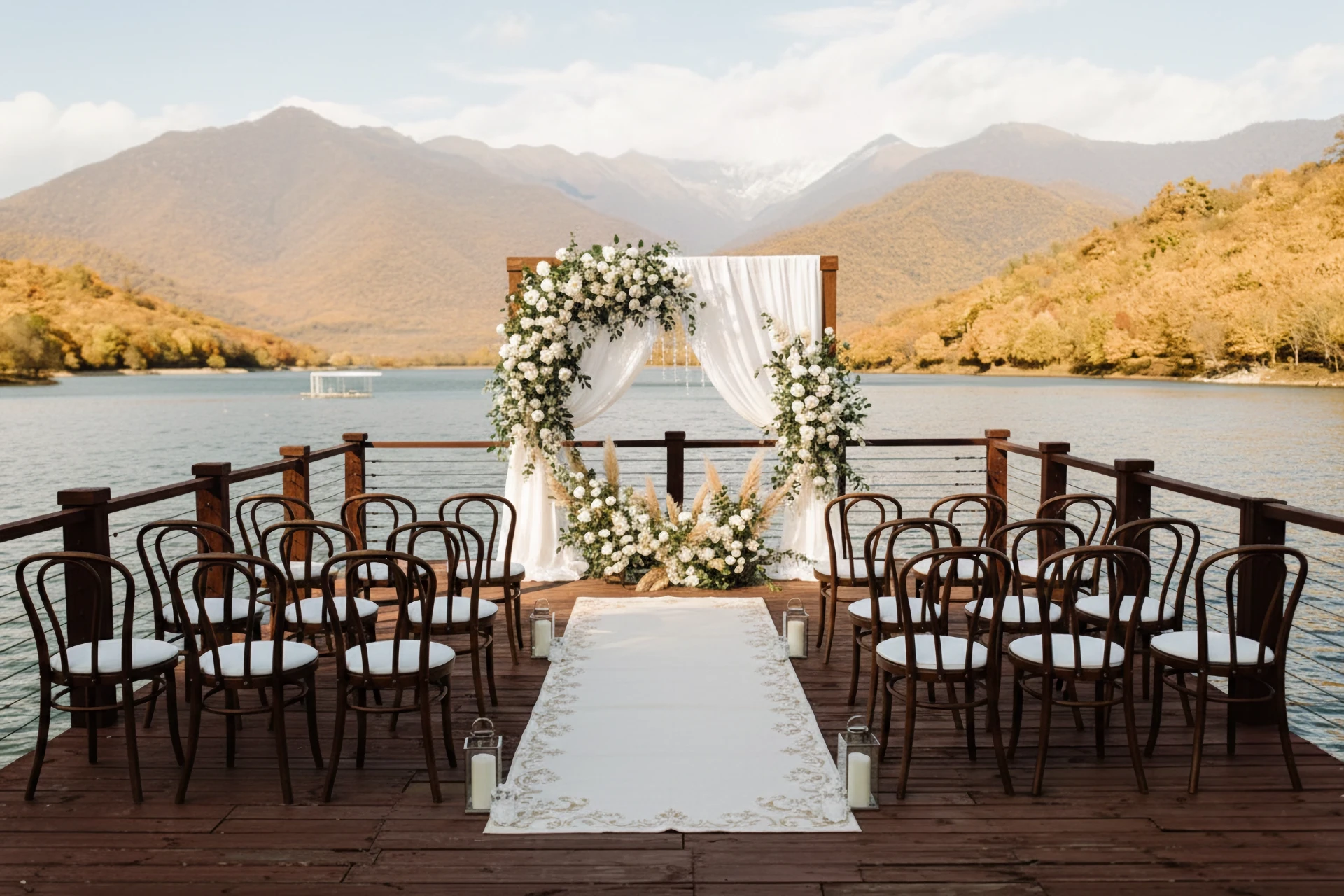 Декор для свадьбы на озере в Грузии