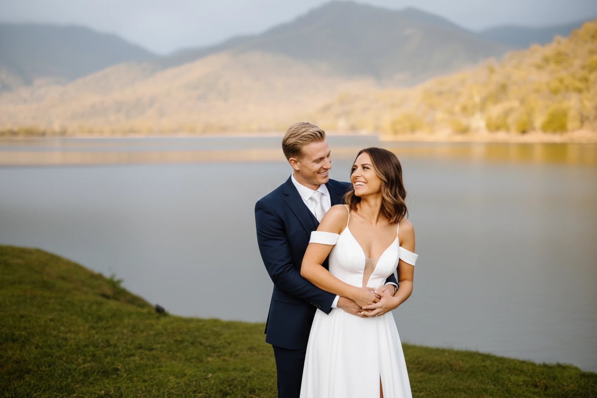 Свадебная церемония для иностранцев у озера в Грузии