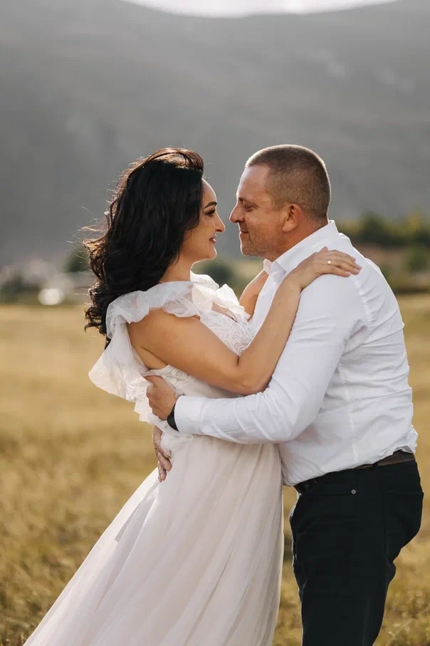 Свадебная фотосессия с видом на горы в Грузии