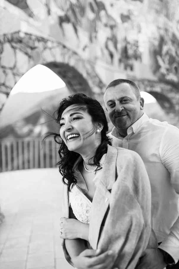 Свадебная фотосессия с видом на горы в Грузии для иностранных пар