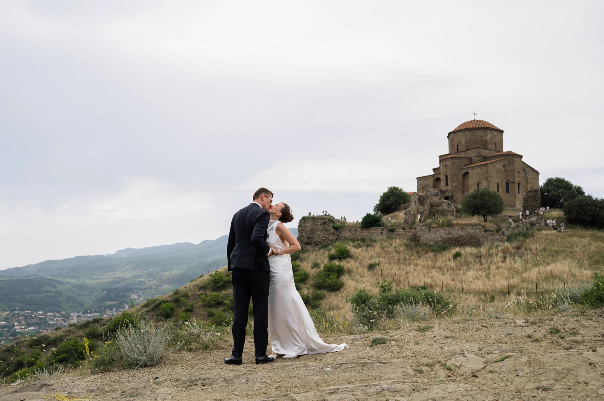 Красивые локации в горах Грузии для свадьбы