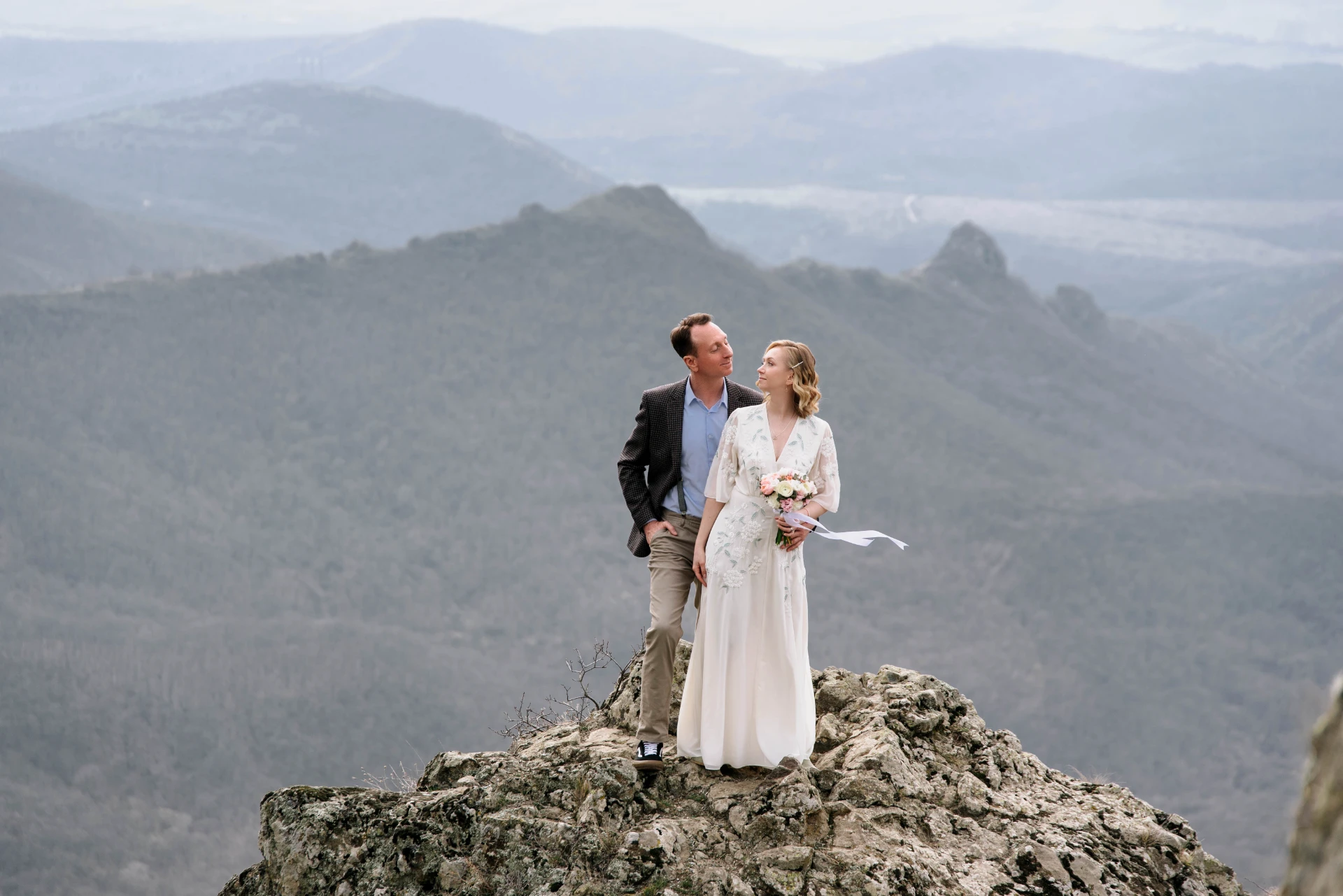 Свадьба иностранных молодоженов среди живописных гор Грузии