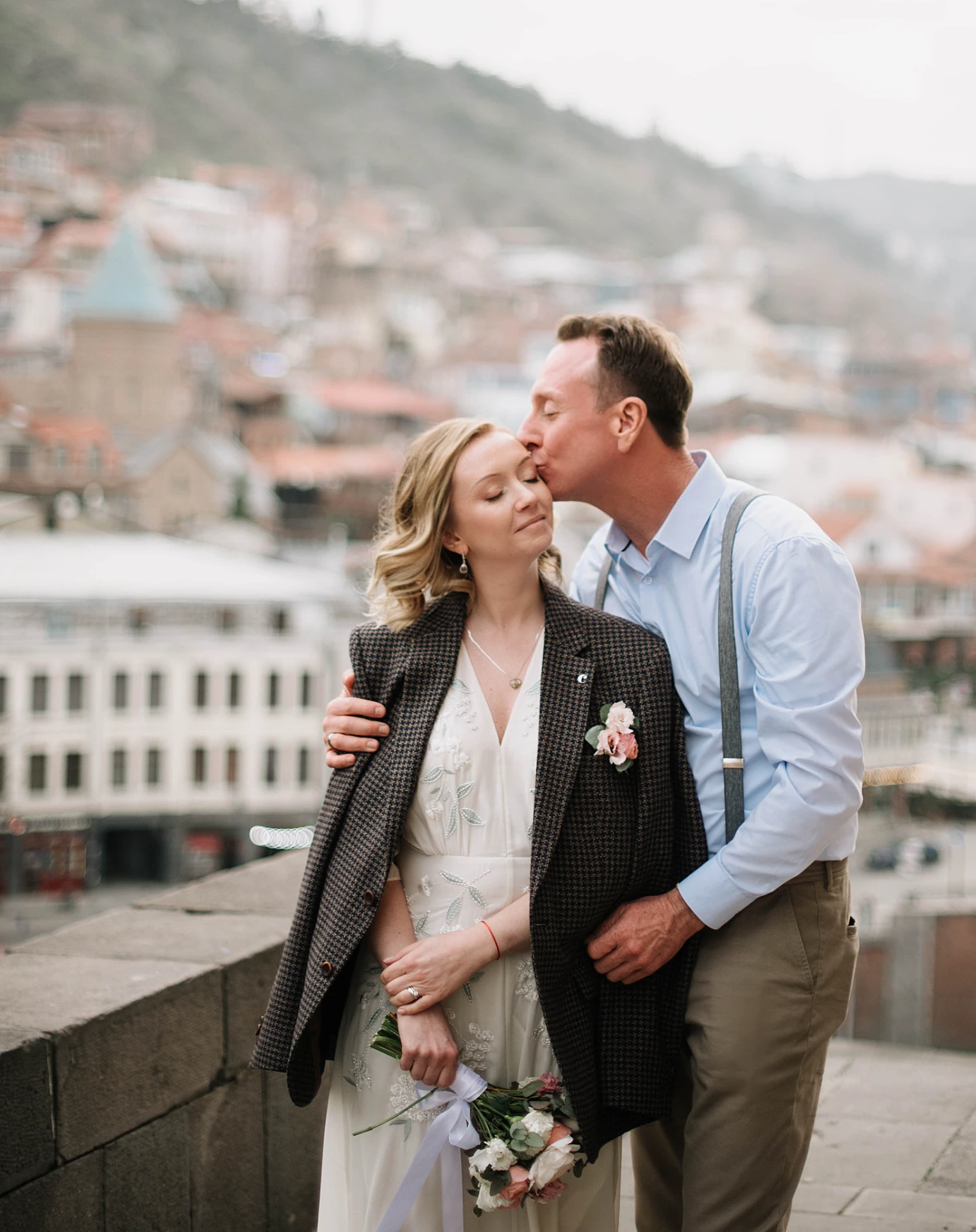 Свадьба иностранной пары с красивым видом в Грузии