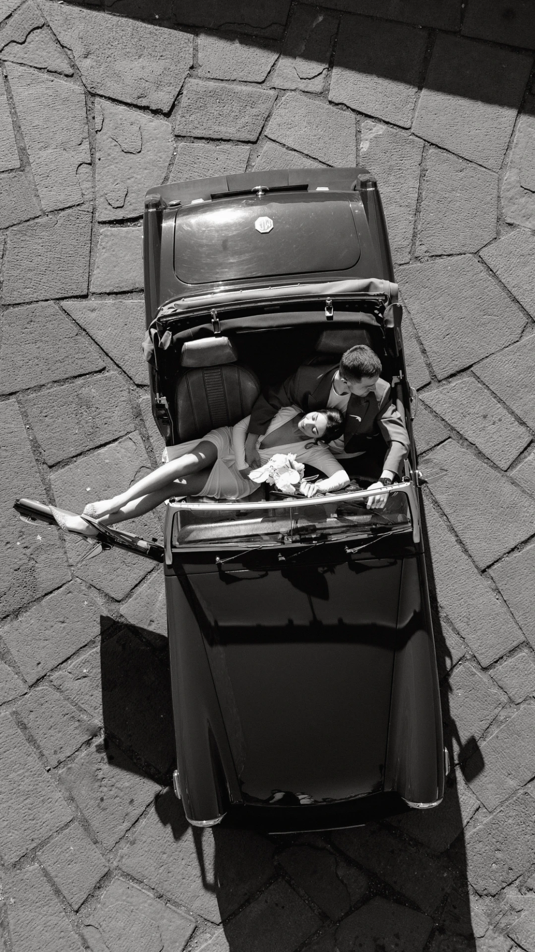 Стильная свадебная фотосессия в Тбилиси в автомобиле