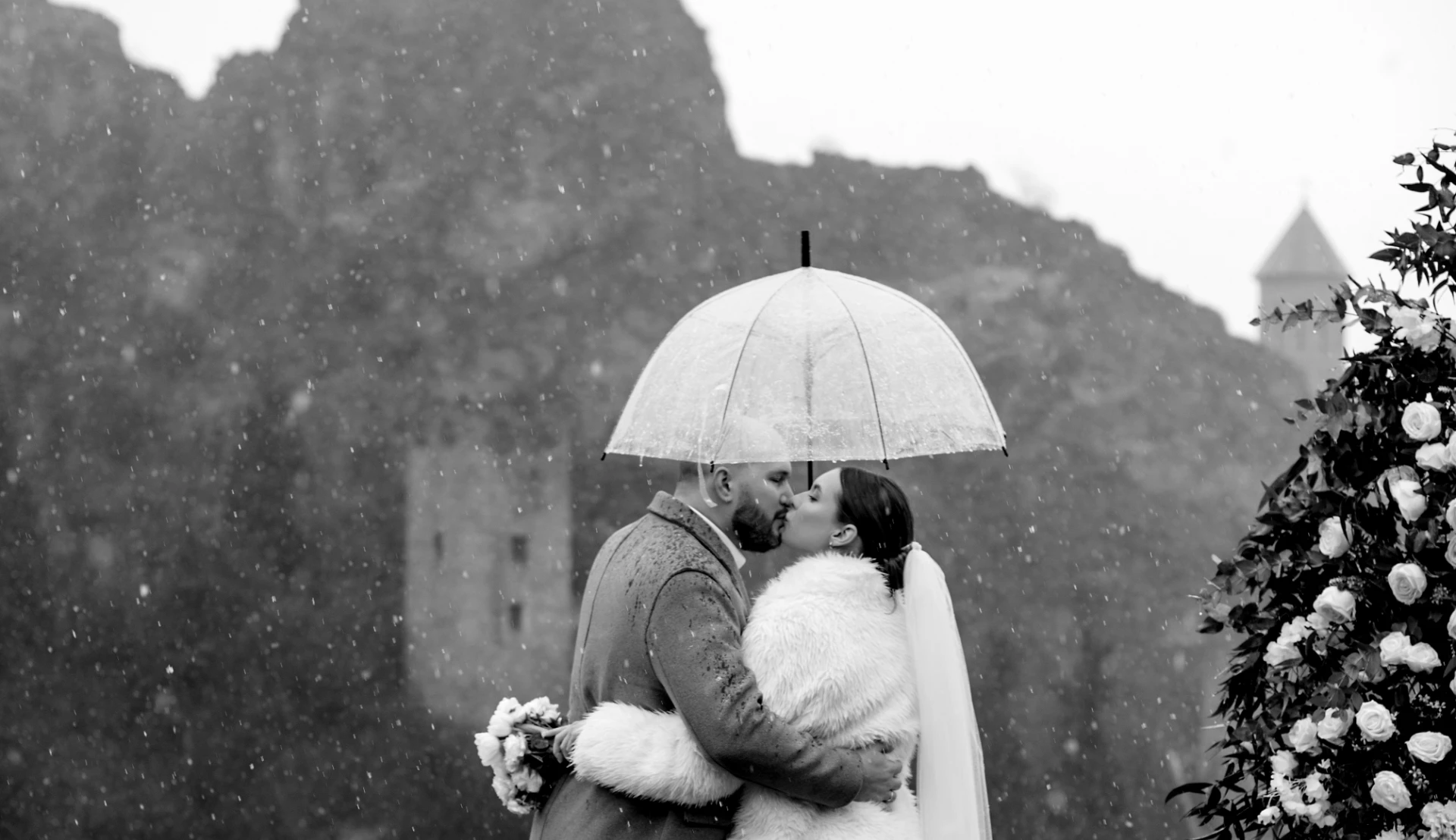 Иностранная пара на свадьбе в Старом Тбилиси среди древних улиц