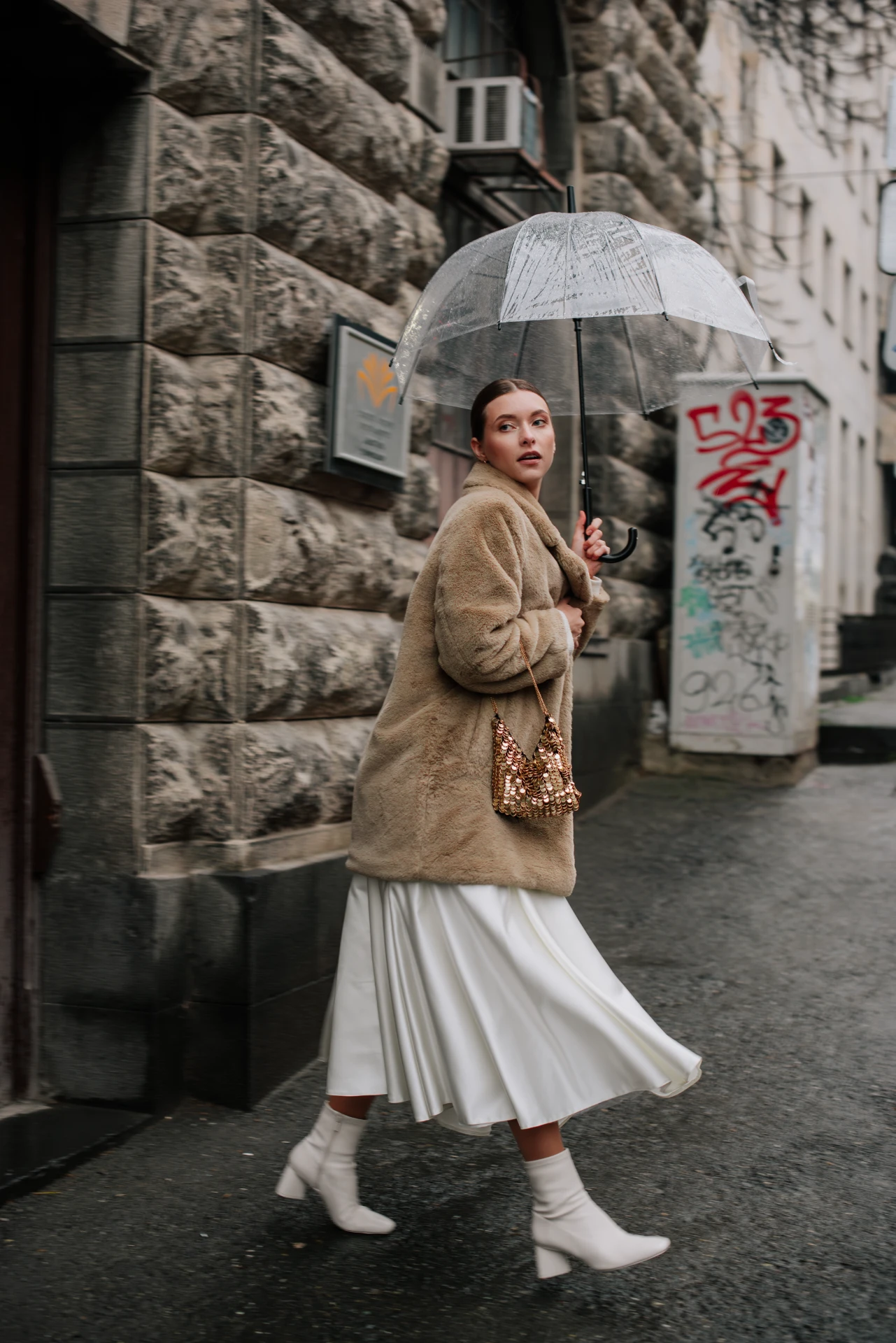 Иностранная пара во время свадебной фотосессии в старом городе Тбилиси